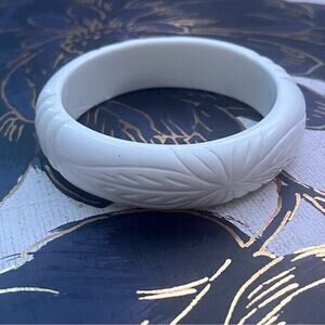 Vintage 70s Carved Pure White Lucite Bangle Bracelet Leaves Pattern A3